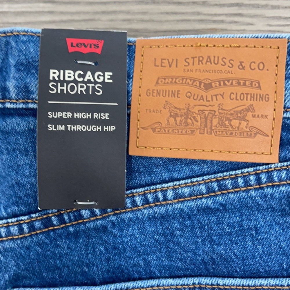 Levi's rib cage super high rise jean shorts - Picture 4 of 4